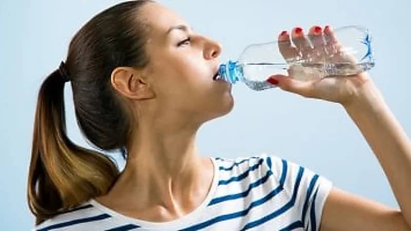 أخصائية تغذية: الإفراط في شرب الماء قد يسبب إجهادًا للكلى ..فيديو