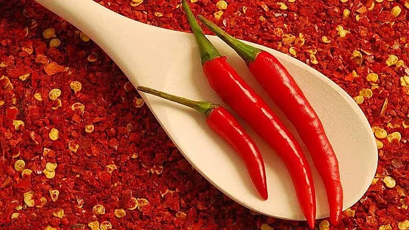 مختصة: الأطعمة الحارة والإندومي تُسبب قصر قامة وضعف تركيز للأطفال