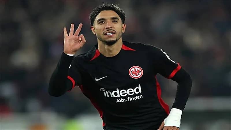 مفاوضات جديدة بين مانشستر و فرانكفورت لضم مرموش