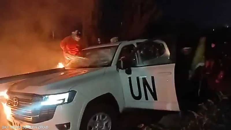 متظاهرون يشعلون النار بسيارة للأمم المتحدة على طريق مطار رفيق الحريري