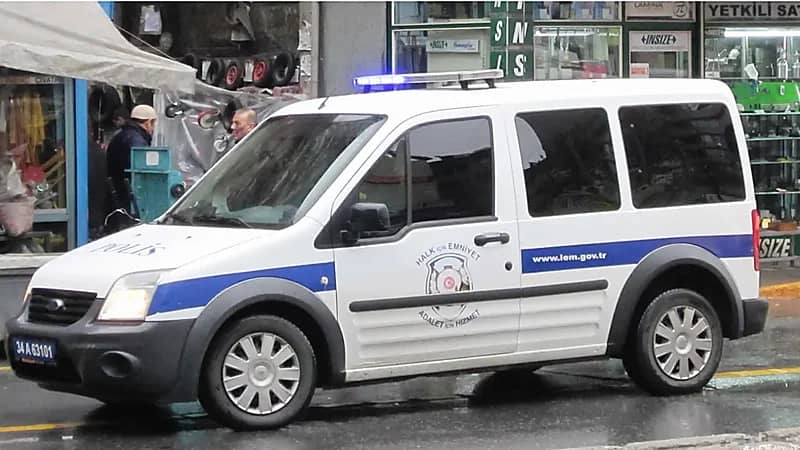 شاب تركي يحاول الانتحار داخل سيارة الشرطة