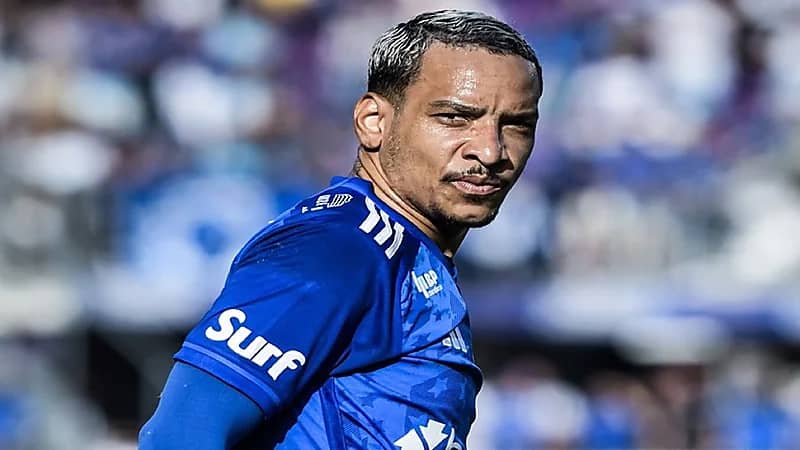 الهلال وكروزيرو يستهدفان عائدًا ماليا من صفقة انتقال بيريرا