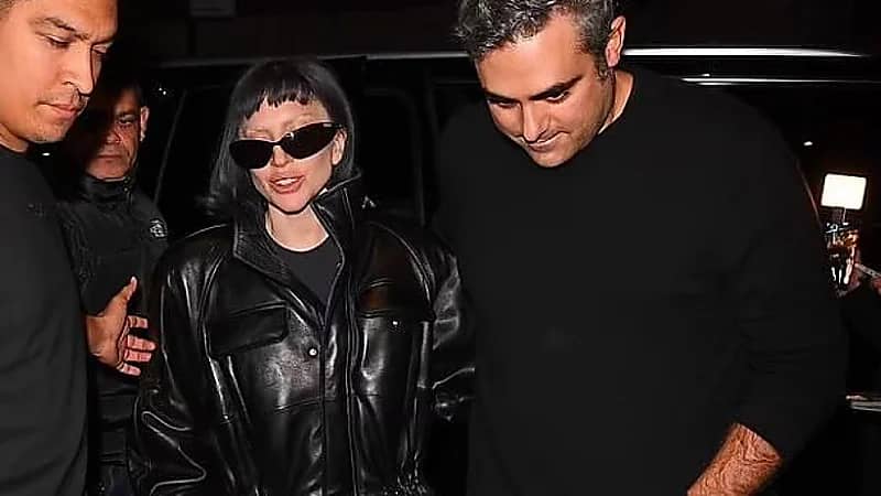 ليدي غاغا تلفت الأنظار بإطلالتها الأخيرة برفقة خطيبها