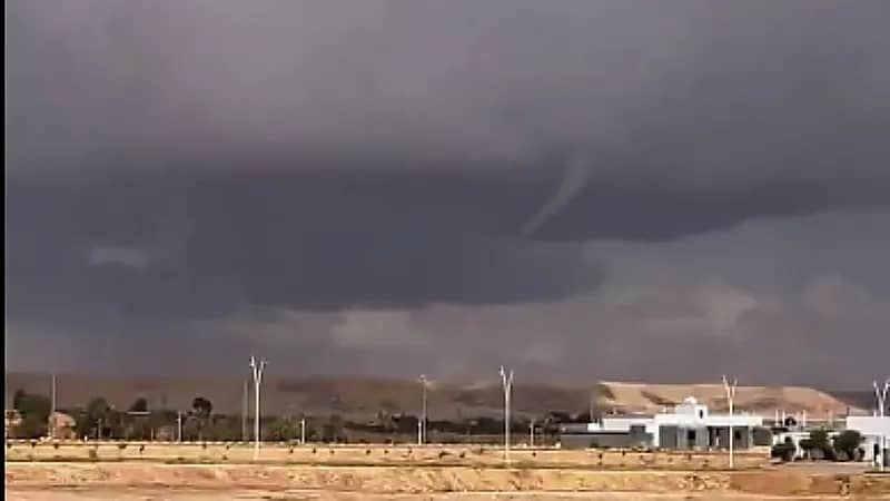 إعصار قمعي وسط حالة ممطرة بالجوف .. فيديو