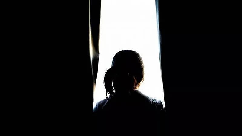 احتجاز فنانة شهيرة لدى جارتها يثير الرأي العام في الجزائر