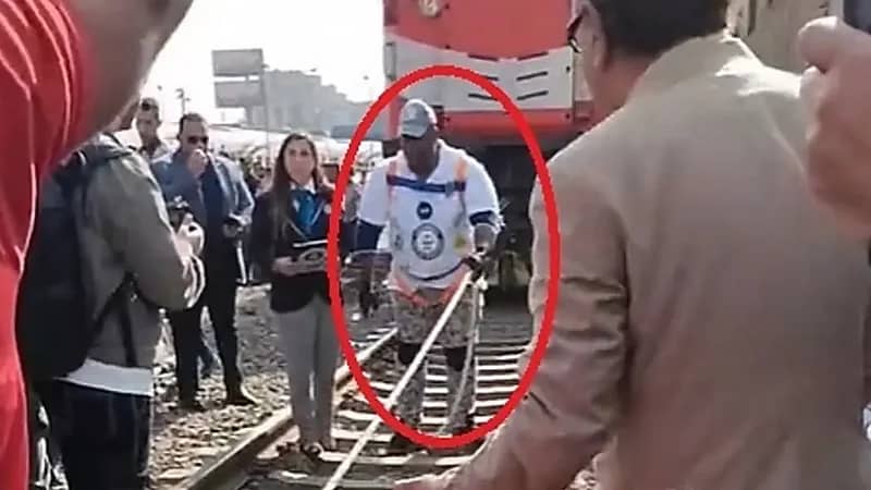 رجل خارق يسحب قطار يزن 279 طنا وسط القاهرة