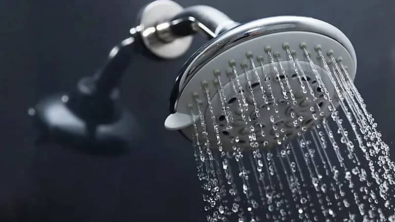 علامات تحذيرية للزهايمر قد تظهر أثناء الاستحمام