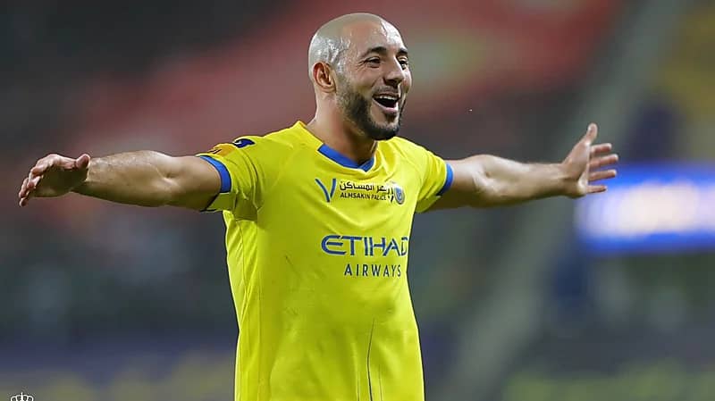 محترف النصر السابق يؤدي مناسك العمرة .. صورة