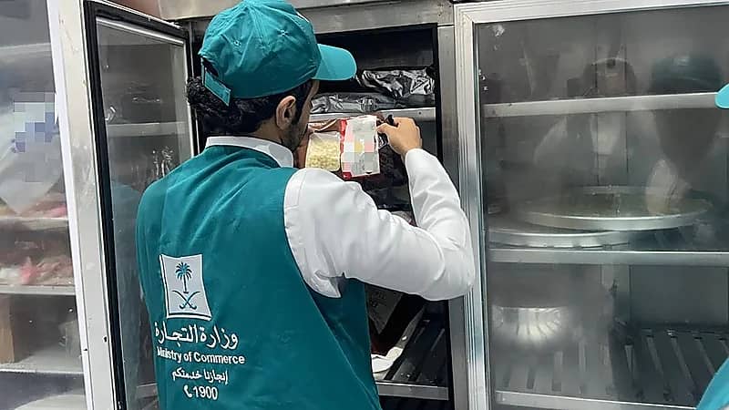 ضبط مصنع حلويات مخالف في نجران يعمل بمواد منتهية الصلاحية .. صور