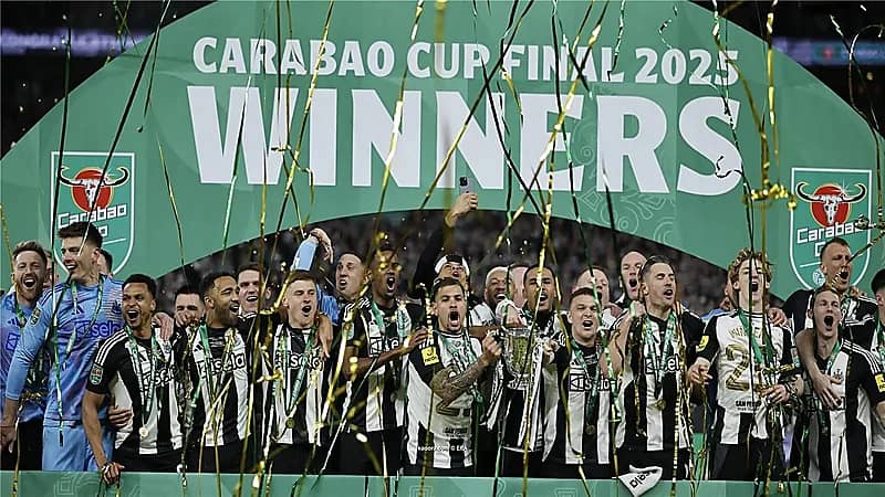 نيوكاسل يحتفل عبر حافلة مكشوفة بكأس رابطة الأندية الإنجليزية