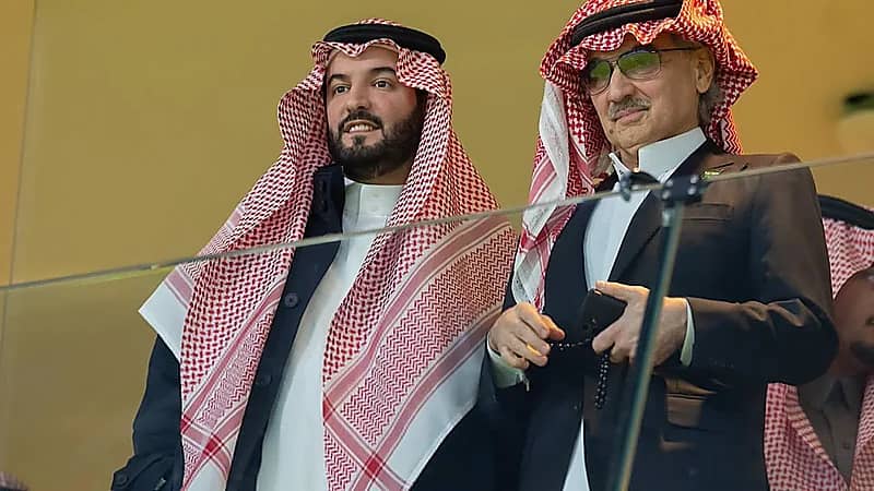 الوليد بن طلال يزور مقر الهلال قبل لقاء النصر