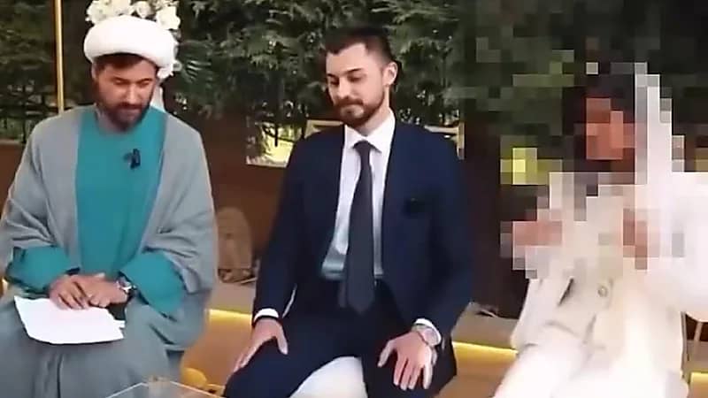 عريس يشعل زفافه بكلماته المؤثرة لزوجته خلال عقد القران .. فيديو