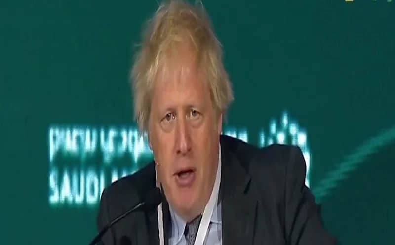 نعامة تهاجم بوريس جونسون في موقف طريف.. فيديو