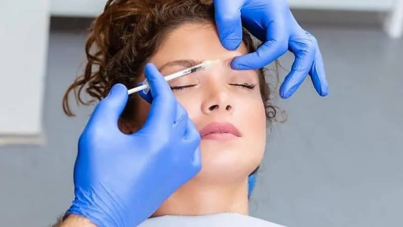 استشاري تجميل يكشف حقيقة الشائعات حول تسبب حقن الدهون بروائح كريهة .. فيديو