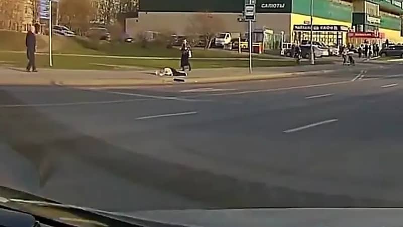 مشهد مروع لإطار سيارة يصطدم برأس امرأة أثناء سيرها ... فيديو