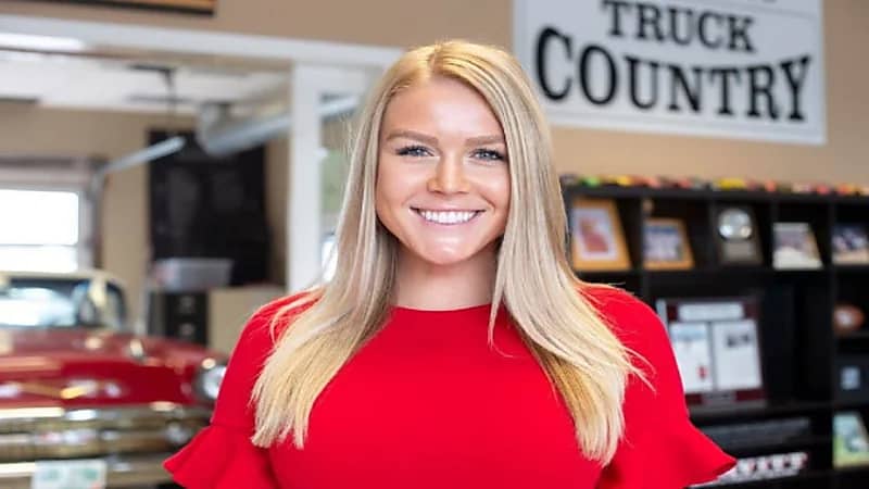 متحدثة البيت الأبيض تقع في موقف محرج بسبب فستانها.. فيديو