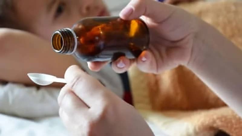 استشاري يحذر من المفاهيم الخاطئة حول استخدام المضادات الحيوية للأطفال .. فيديو