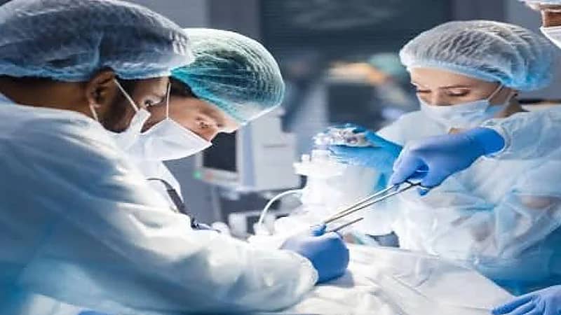 فتاة تتهم مستشفى بتشويه جسدها عقب خضوعها لعمليات تجميل