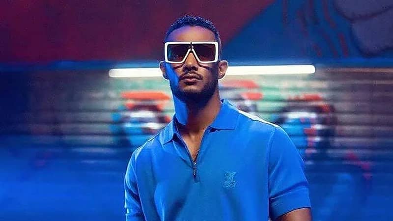 محمد رمضان يقبل يد والده ويوجه له رسالة مؤثرة