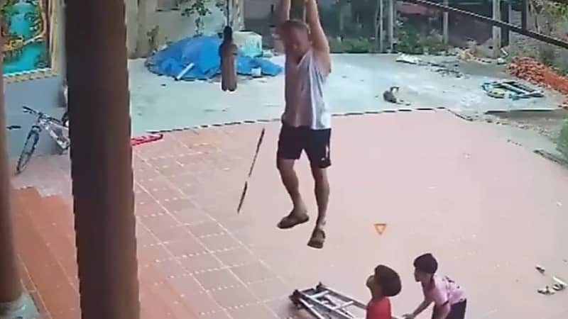 مسن ينجو من السقوط أرضًا بسبب لياقته البدنية .. فيديو