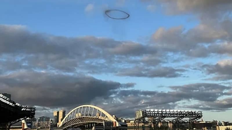 حلقة سوداء غامضة في سماء مدينة أمريكية تثير الذهول .. فيديو