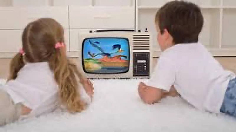 استشاري يوضح مخاطر مشاهدة أفلام الكرتون وسماع الأغاني عند الأطفال .. فيديو