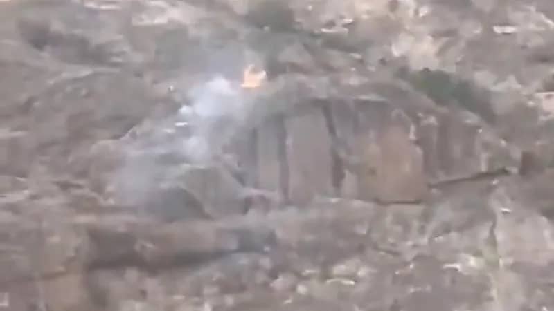 البرق يضرب أحد جبال تنومة و يسفر عن إشعال النار.. فيديو