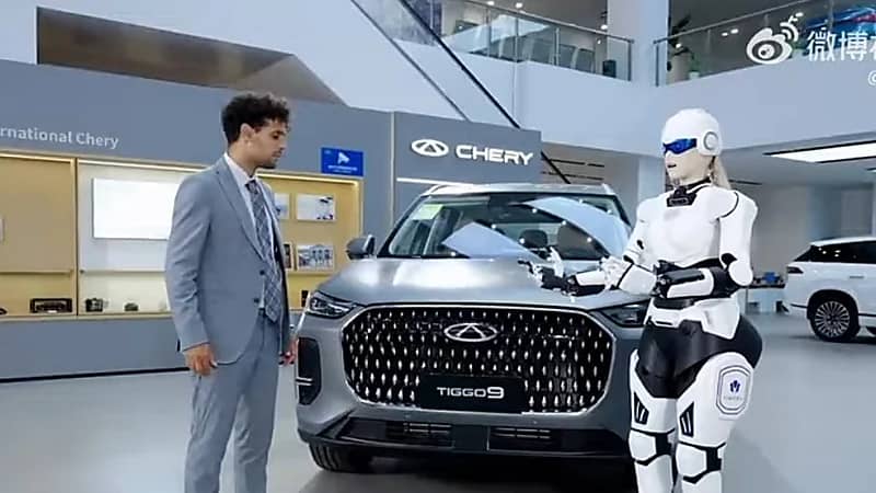أول مندوب مبيعات روبوت بديلًا للموظفين في معارض السيارات .. فيديو