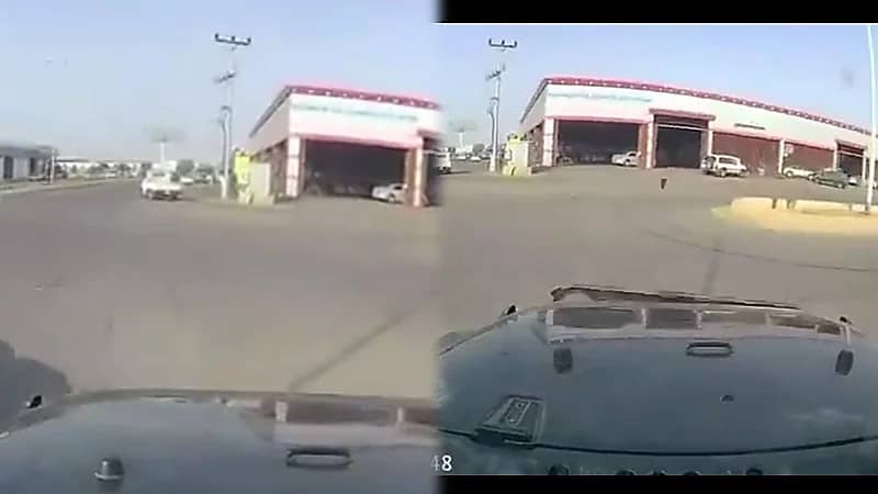 لحظة اصطدام سيارتين على طريق سريع بجازان.. فيديو