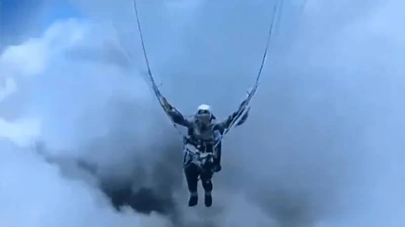 مظلة هبوط تتجمّد بصاحبها وسط أجواء ثلجية شديدة البرودة .. فيديو