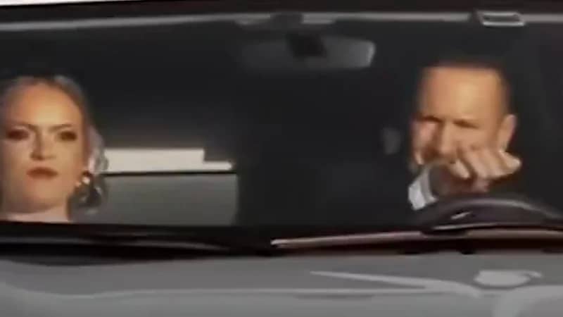 عروس تتحدى العادات وتصل إلى حفل زواجها بسيارة جنازة ..فيديو