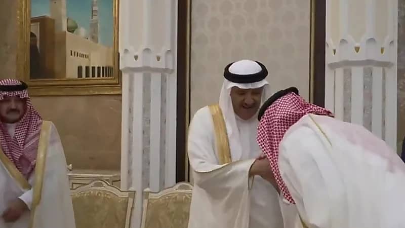 ولي العهد يقبّل يد أخيه الأمير سلطان بن سلمان في لفتة تقدير .. فيديو