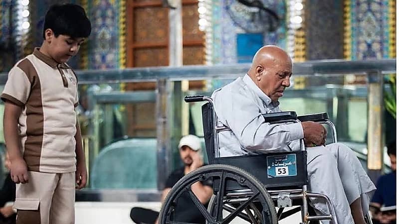 طفل وشيخ في صفٍ واحد يجمعهما الخشوع وتوحدهما الصلاة .. صورة