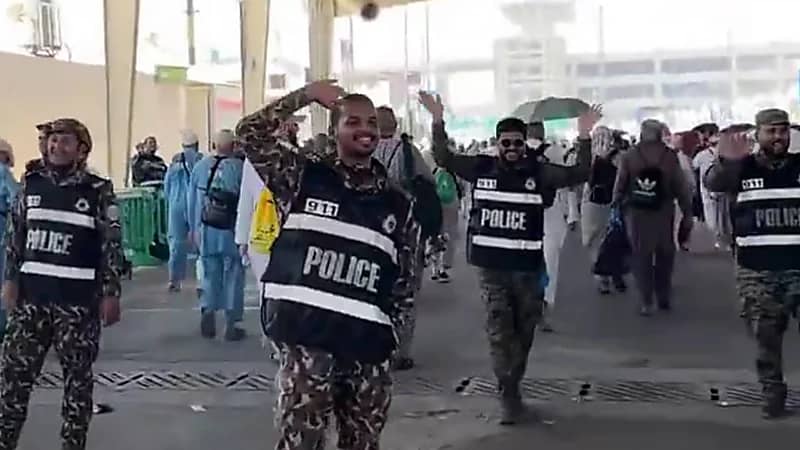 رجال الأمن يودّعون الحجاج في مشهد مهيب بعد نهاية موسم الحج.. فيديو