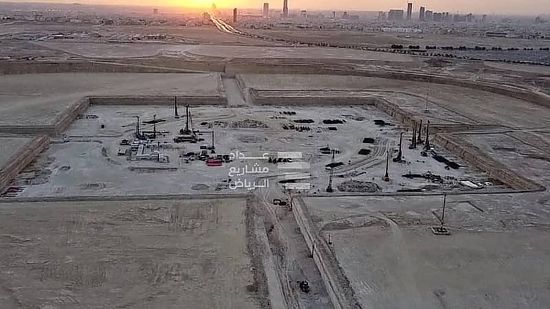 لقطة جوية توثق اكتمال أعمال الحفر لمعلم المكعب في الرياض