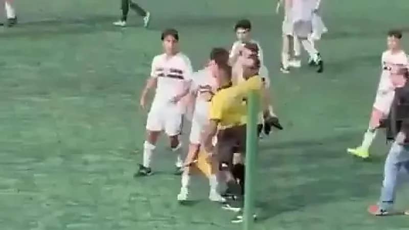 مباراة بالبرازيل تنتهي بشجار عنيف والشرطة تتدخل ..فيديو