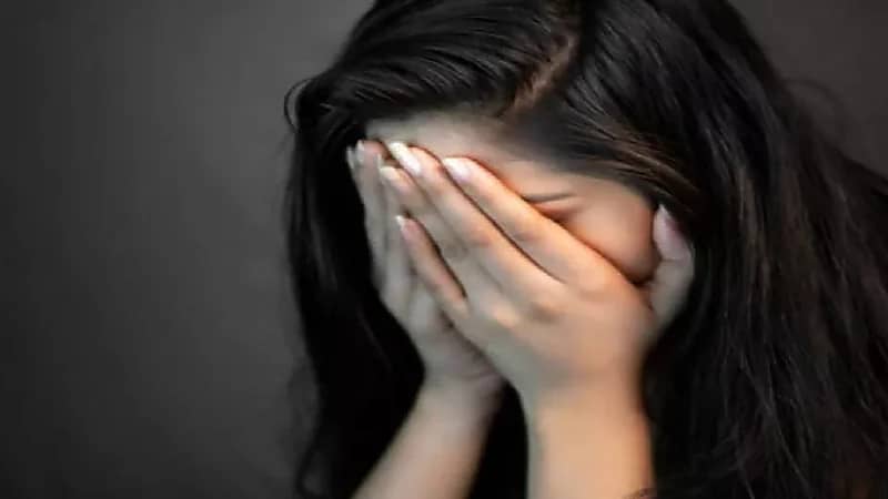 شاب يستدرج سكرتيرة ويعتدي عليها داخل شقة سكنية..فيديو