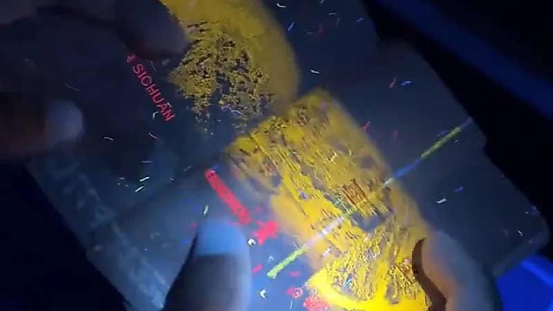 جواز السفر الصيني يتوهج تحت الأشعة الفوق بنفسجية  .. فيديو