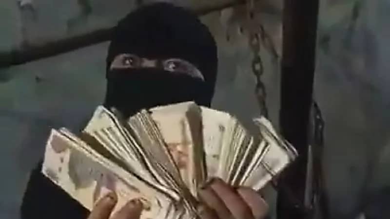 سيدة تتباهى بجمع 100 ألف جنيه من التسول في شهر واحد ..فيديو