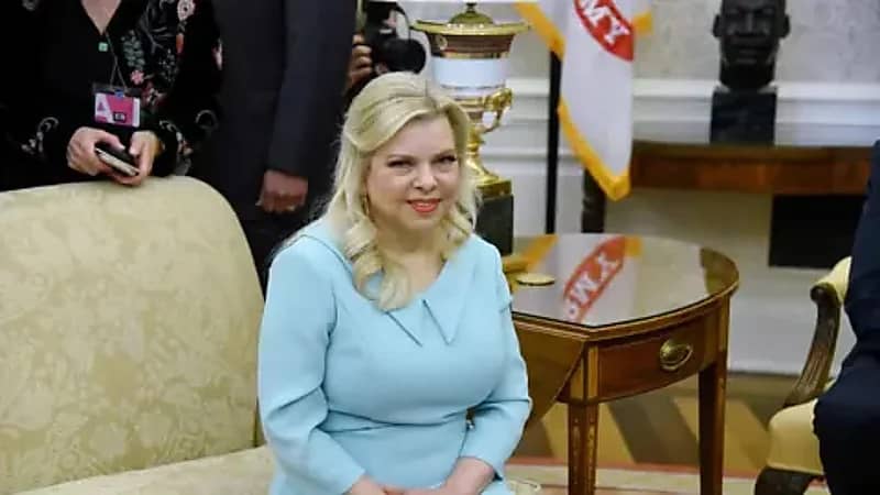 سارة نتنياهو تفاجئ إسرائيليين في ملجأ بعد سقوط صواريخ إيرانية  .. صور