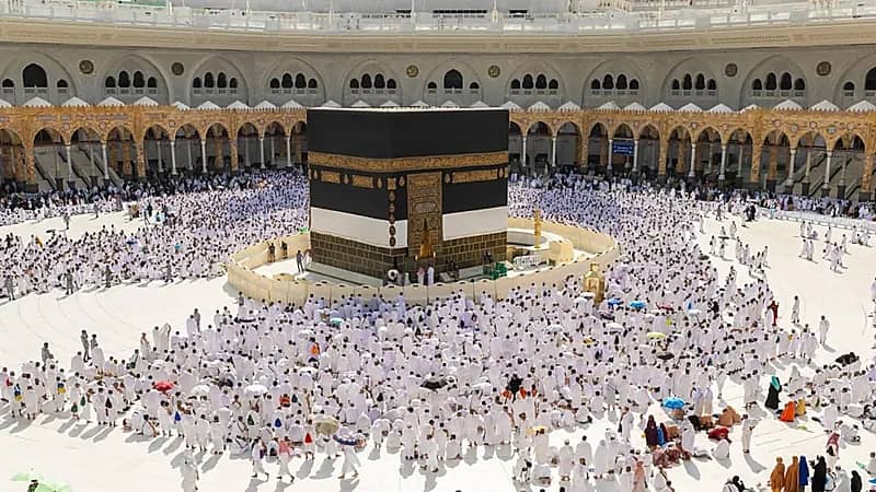 تغيير كسوة الكعبة المشرفة.. فيديو