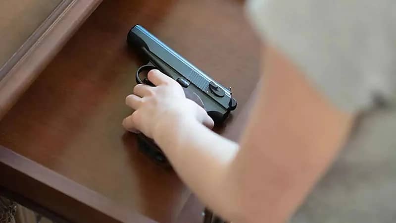 طفل يطلق النار على شاب خلال النوم في حادث مأساوي بأمريكا