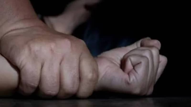 حبس عامل لاتهامه بالاعتداء على ابنته وإفقادها عذريتها
