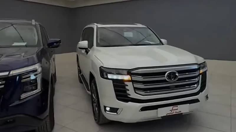 مواجهة نارية بين لاند كروزر GXR4 ونيسان باترول LE Turbo 2025 .. فيديو