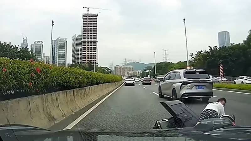 شاب يتسبب في حادث مأساوي أثناء محاولته توفير تكلفة التوصيل  .. فيديو