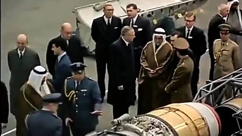 الأمير سلطان في زيارة للمصنع العسكري البريطاني قبل أكثر من نصف قرن .. فيديو