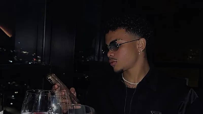 كايو سيزار يخطف الأنظار في أحدث ظهور له والجمهور: أقرب طيارة للبرازيل .. صور