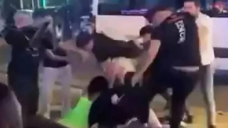 اعتداء على سائحات أجنبيات إثر خلاف على فاتورة ..فيديو