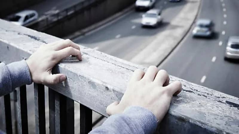 شاب يثير الجدل بمحاولة انتحار في بث مباشر