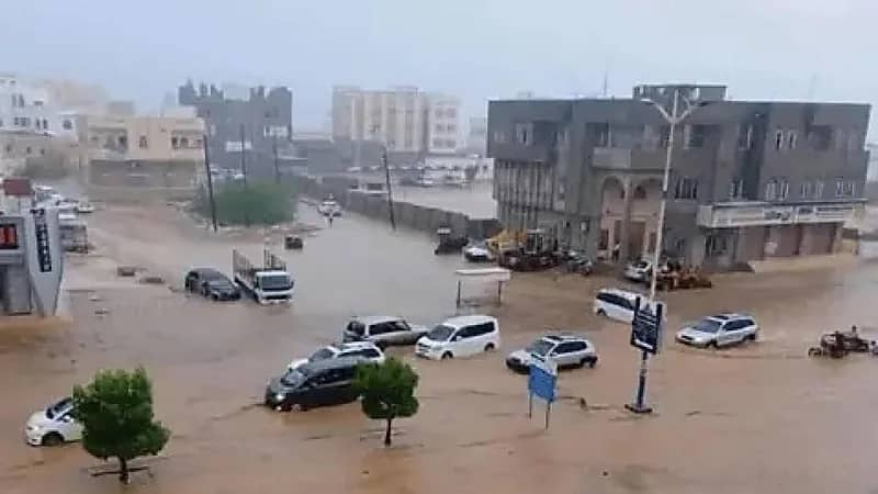 مصرع أسرة يمنية كاملة داخل سيارتهم في سيول إب..فيديو